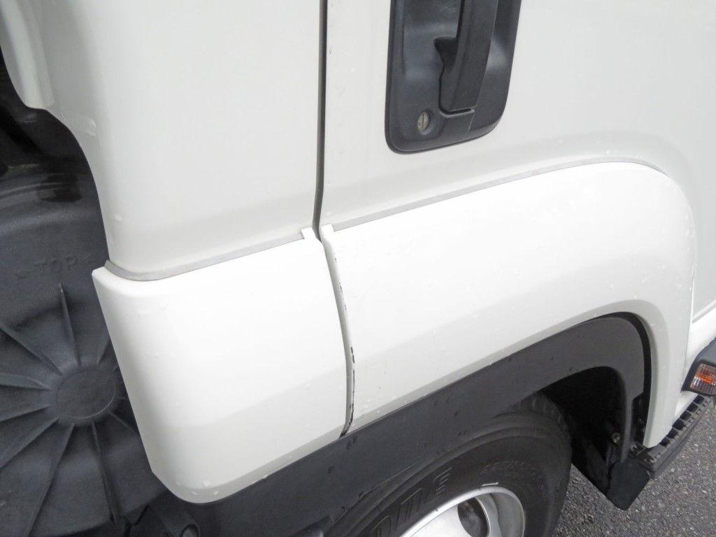 運転席側ドア後端に細かいキズがあります。|いすゞ フォワード 2RG-FRR90S2の写真26
