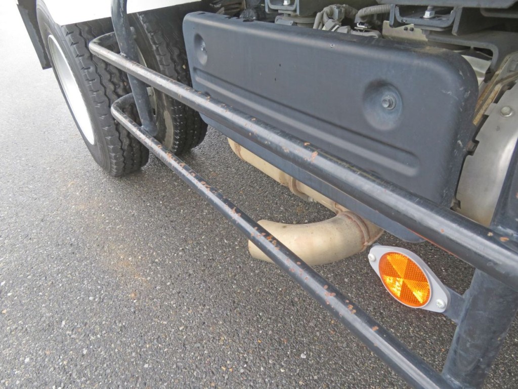 運転席側サイドバンパーに細かいキズがあります。|いすゞ フォワード 2RG-FRR90S2の写真32