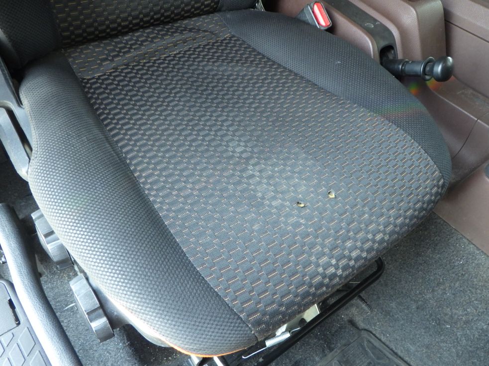 運転席座面にヘタリ・穴があります。|日野 レンジャー 2KG-FJ2ACA(2WD)の写真42