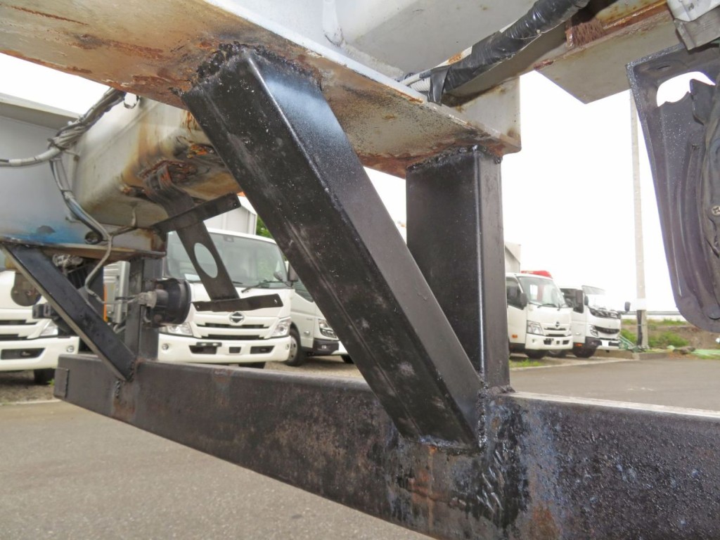リアバンパーステーに溶接跡があります。|フルハーフ KFKGG340Wの写真35
