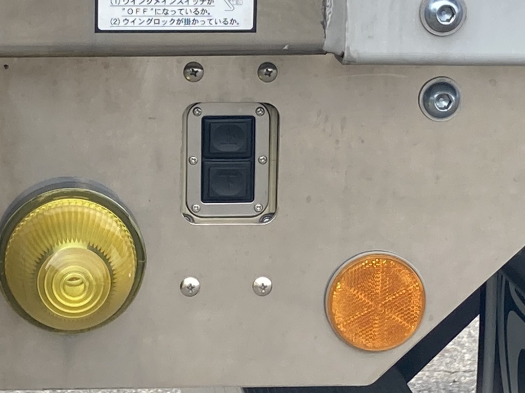 ウイングスイッチです。|日野 プロフィア 2DG-FW1AHC(8x4)の写真30