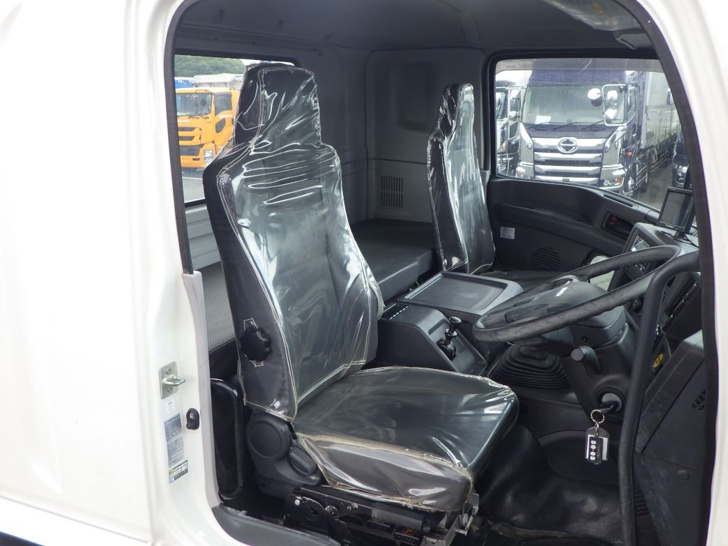 乗車定員は2名です。|いすゞ ギガ 2KG-CXZ77CT(6x4)の写真6