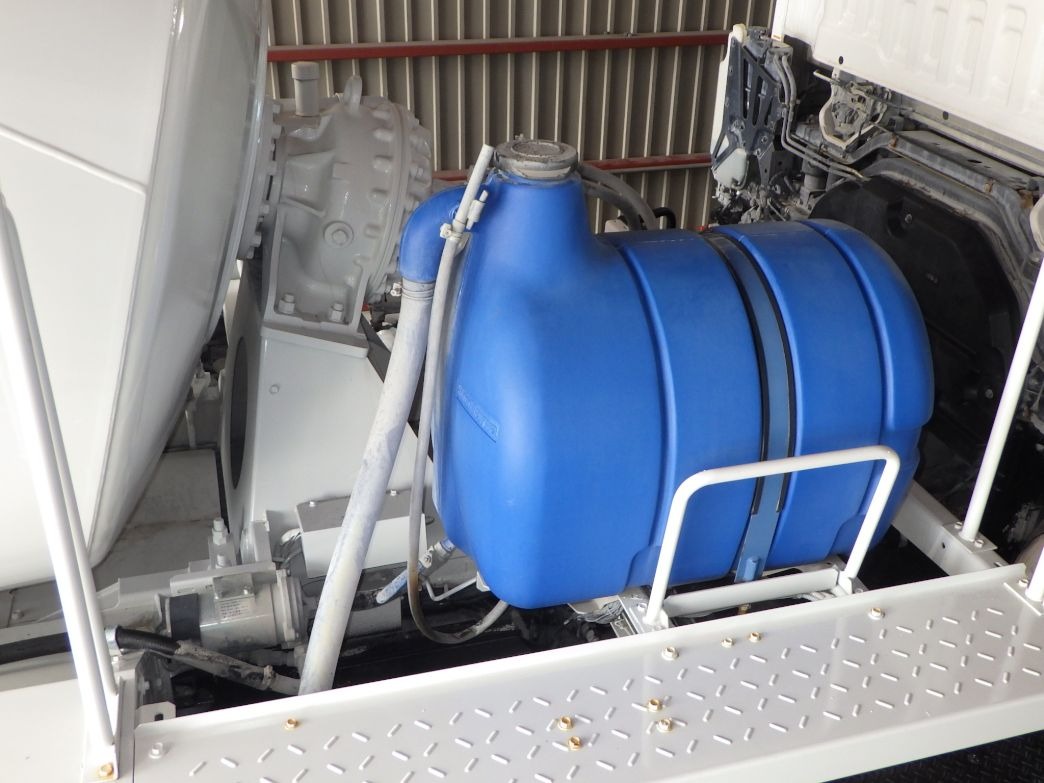 水タンク及びモーターの状態です。|いすゞ ギガ 2KG-CXZ77CT(6x4)の写真9