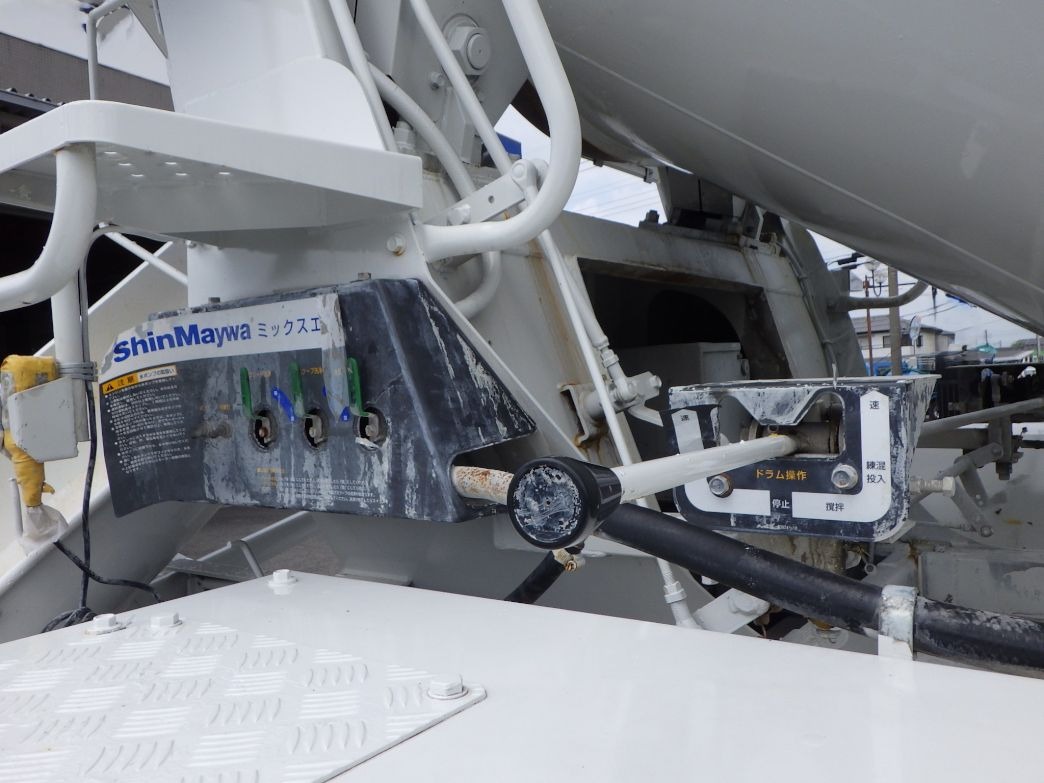 運転席側の操作レバーです。|いすゞ ギガ 2KG-CXZ77CT(6x4)の写真10