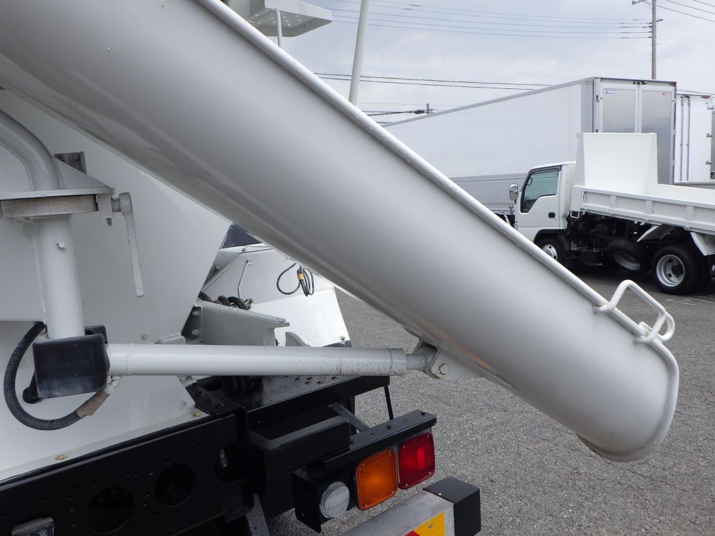 シューターは手動式です。|いすゞ ギガ 2KG-CXZ77CT(6x4)の写真13