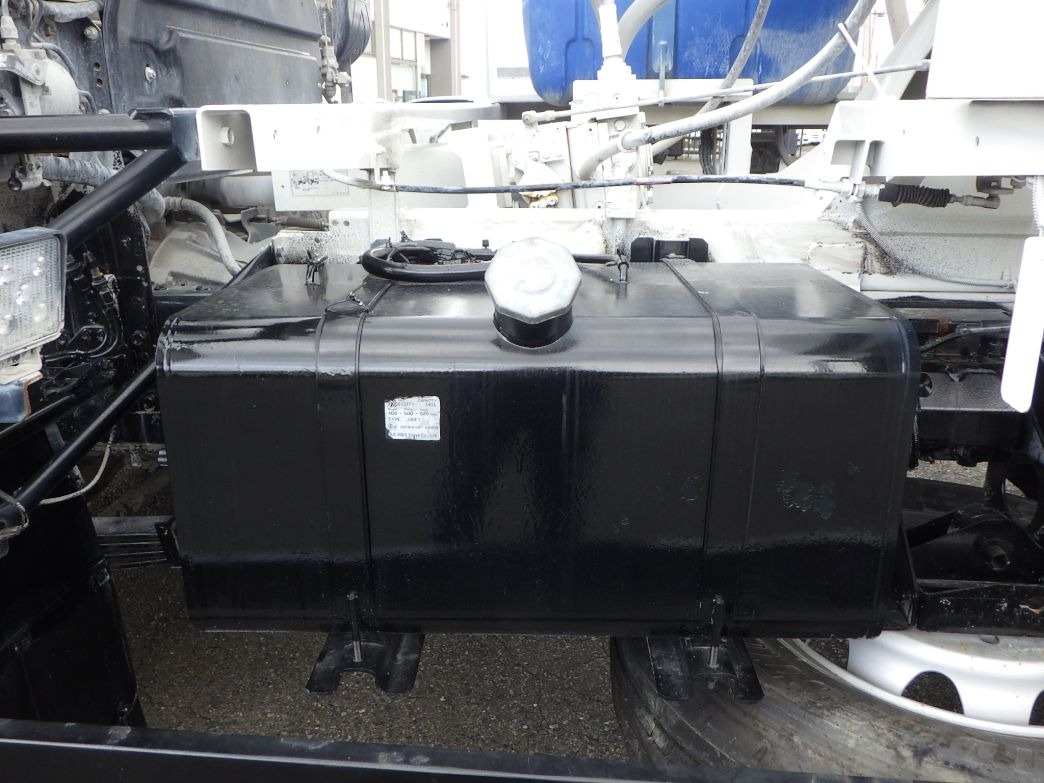 燃料タンクは140Lです。|いすゞ ギガ 2KG-CXZ77CT(6x4)の写真21