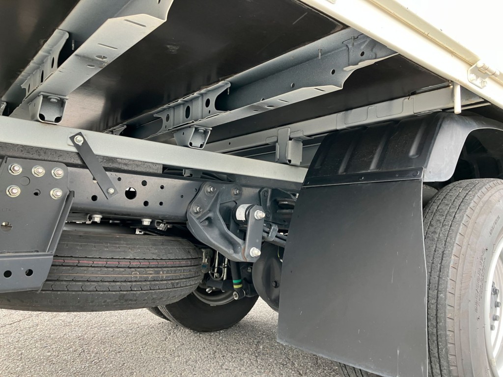 シャシとネタの状態です。ネタは鉄製です|日野 デュトロ 2KG-XZU712M(2WD)の写真7