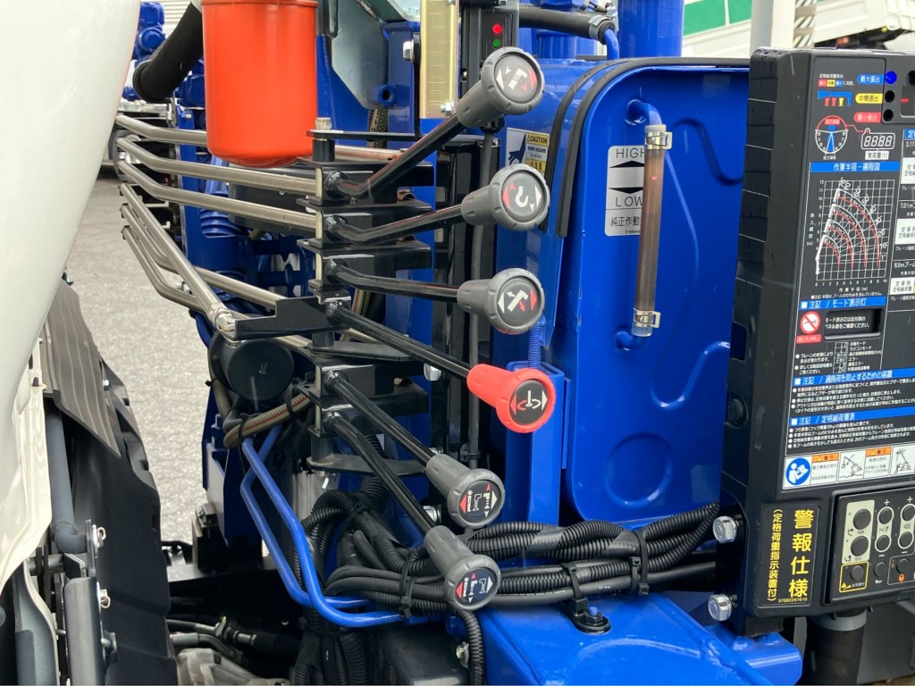 クレーンの操作レバーの状態です。|日野 デュトロ 2KG-XZU712M(2WD)の写真12