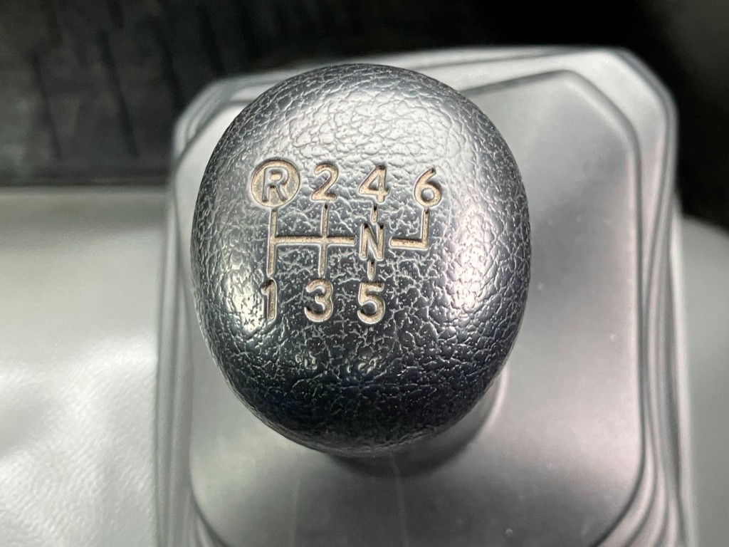 6速マニュアルです。|日野 デュトロ 2KG-XZU712M(2WD)の写真25