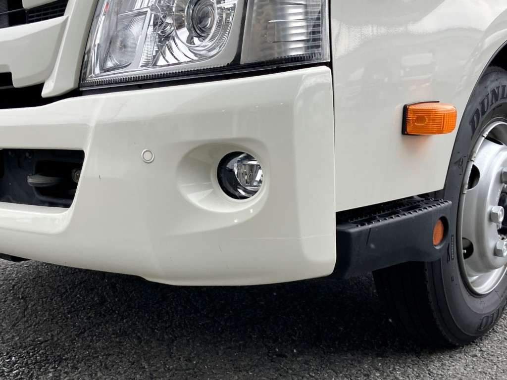 助手席側フロントバンパーに小傷があります。|日野 デュトロ 2KG-XZU712M(2WD)の写真34