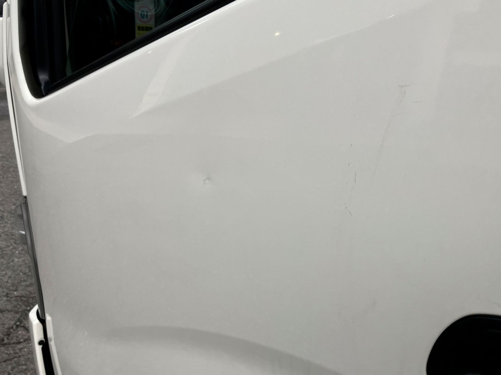 助手席側ドアにキズ・凹み・タッチアップ跡があります。|日野 デュトロ 2KG-XZU712M(2WD)の写真38