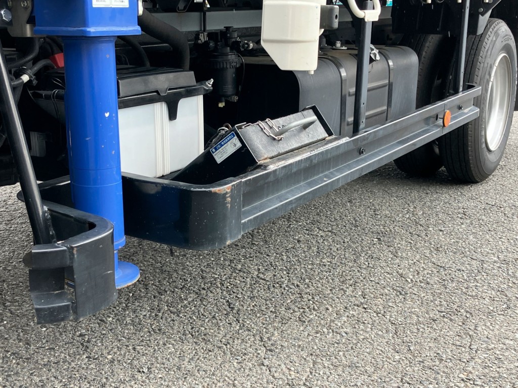 助手席側サイドバンパーにキズ・サビがあります。|日野 デュトロ 2KG-XZU712M(2WD)の写真44
