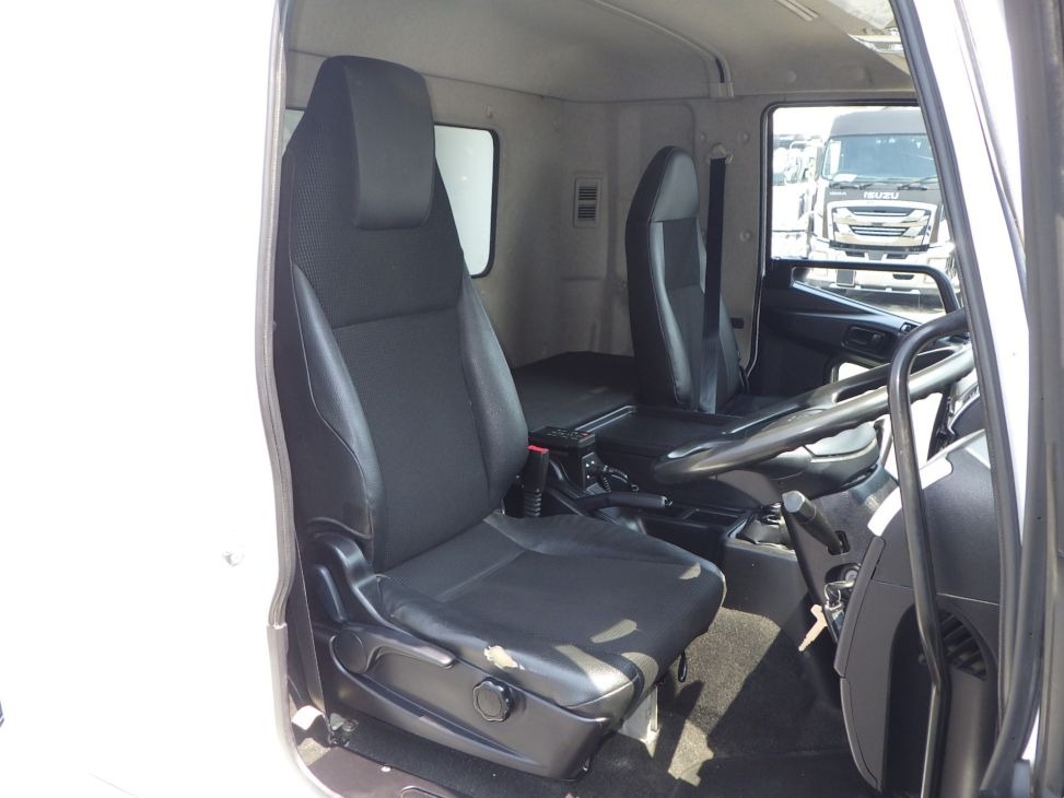 乗車定員は2名です。|三菱 ファイター 2KG-FK64F(2WD)の写真6