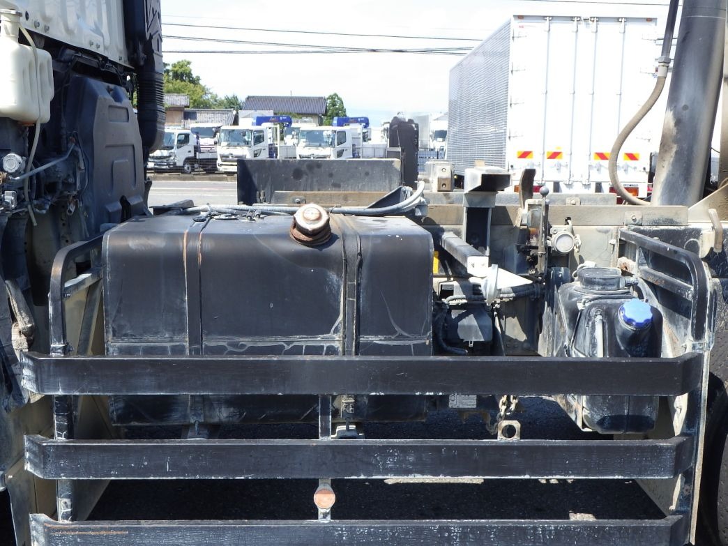 燃料タンクは200Lです。|いすゞ ギガ QKG-CXZ77ATの写真16