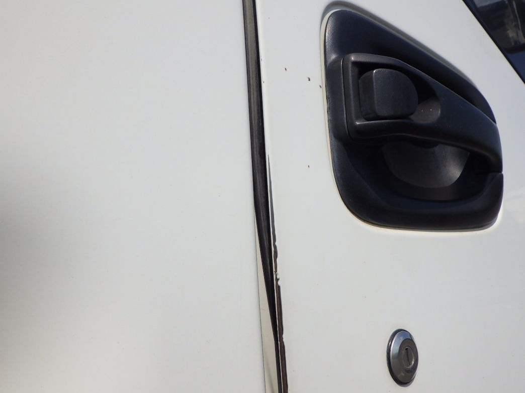 運転席側ドアにキズがあります。|いすゞ ギガ QKG-CXZ77ATの写真21