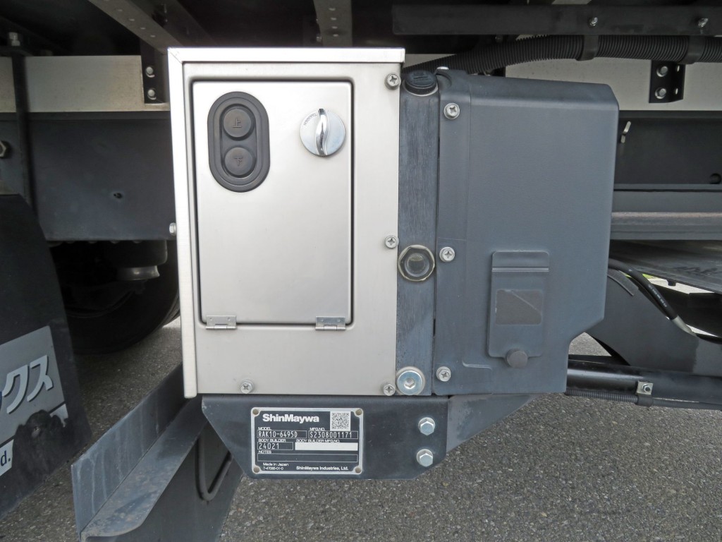 ゲートの操作スイッチです。|日野 レンジャー 2KG-FC2ABG(2WD)の写真11