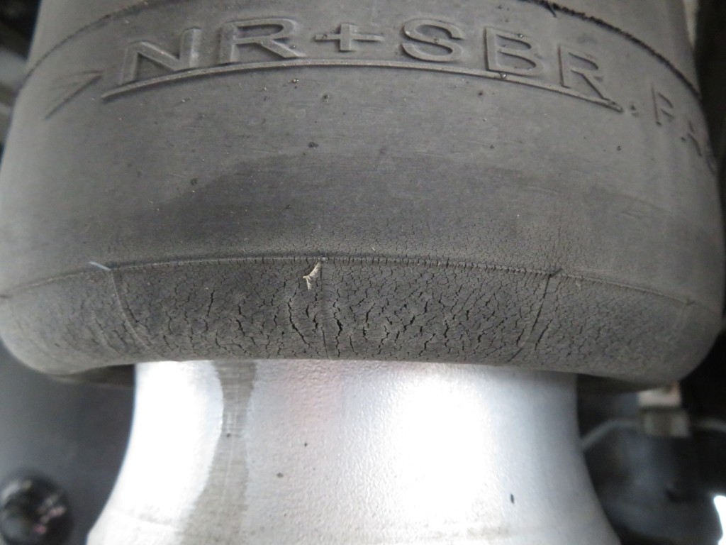エアサスのベローズにヒビが入っています。|日野 レンジャー 2KG-FC2ABG(2WD)の写真19