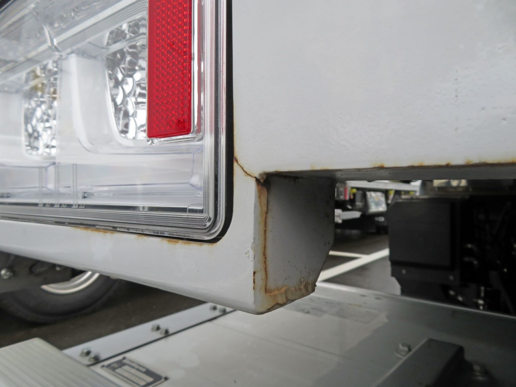助手席側テールランプ付近にヒビ箇所があります。|日野 レンジャー 2KG-FC2ABG(2WD)の写真43