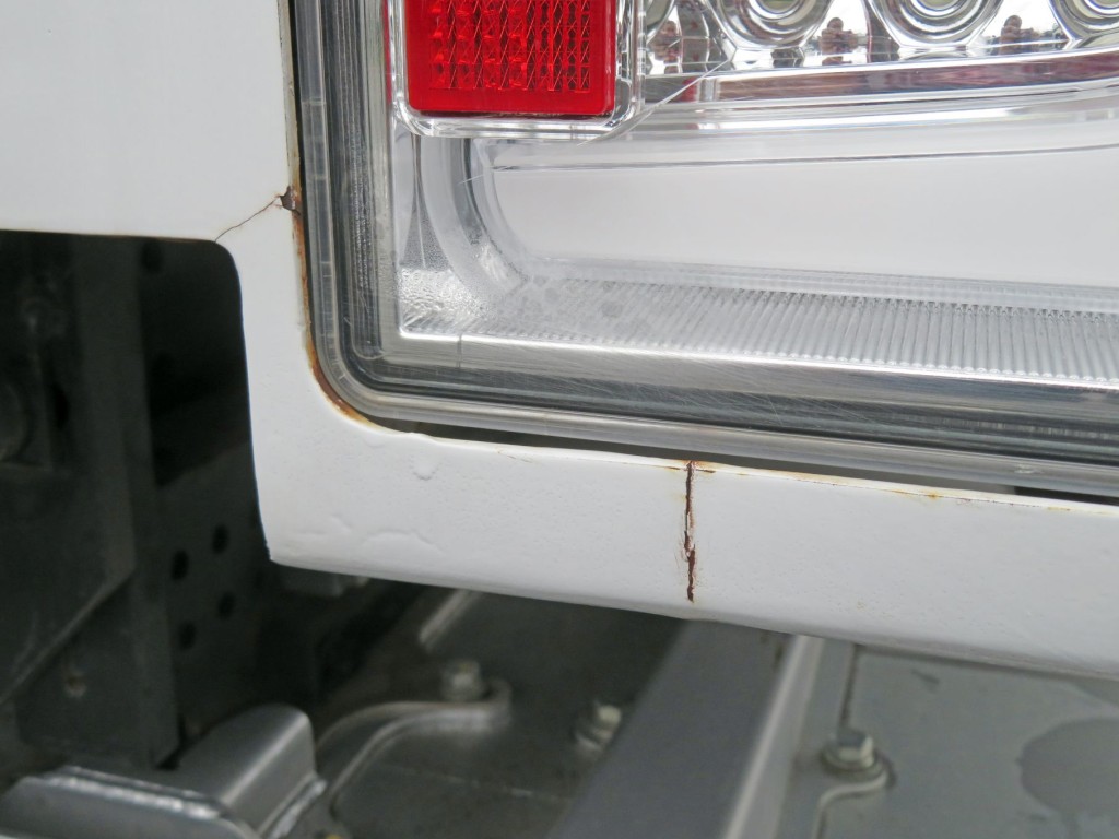 運転席側テールランプ付近にヒビ箇所があります。|日野 レンジャー 2KG-FC2ABG(2WD)の写真44