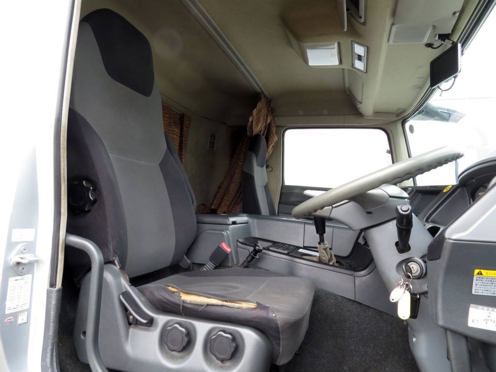 運転席座面にヘタリ・破れがあります。|三菱 スーパーグレート QPG-FS64VZの写真6
