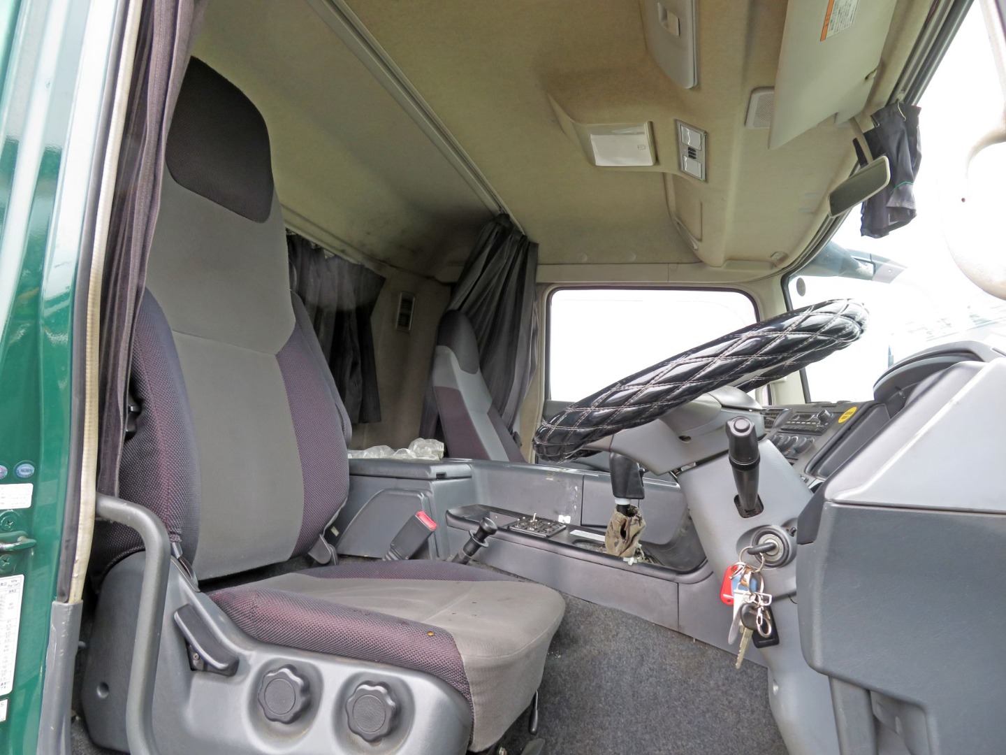 運転席座面にヘタリ・たばこの焦げ穴があります。|三菱 スーパーグレート QDG-FV50VJRの写真6