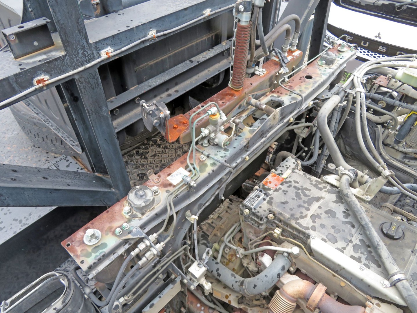 キャブマウントのブリッジ部にサビがあります。|三菱 スーパーグレート QDG-FV50VJRの写真34