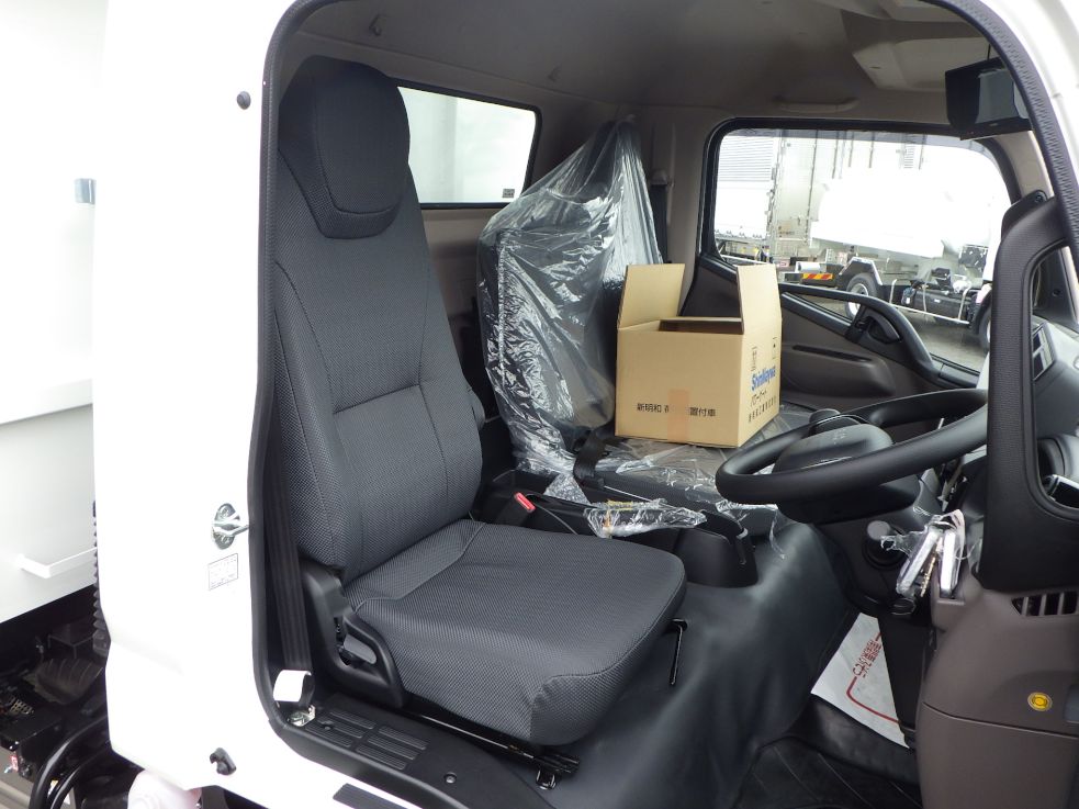 乗車定員は3名です(キャブ内に付属品が積んであります)|三菱 キャンター 2PG-FEBM0(2WD)の写真7