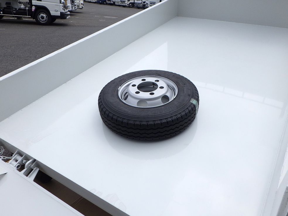 荷台にスペアタイヤが積んであります。|三菱 キャンター 2PG-FEBM0(2WD)の写真16