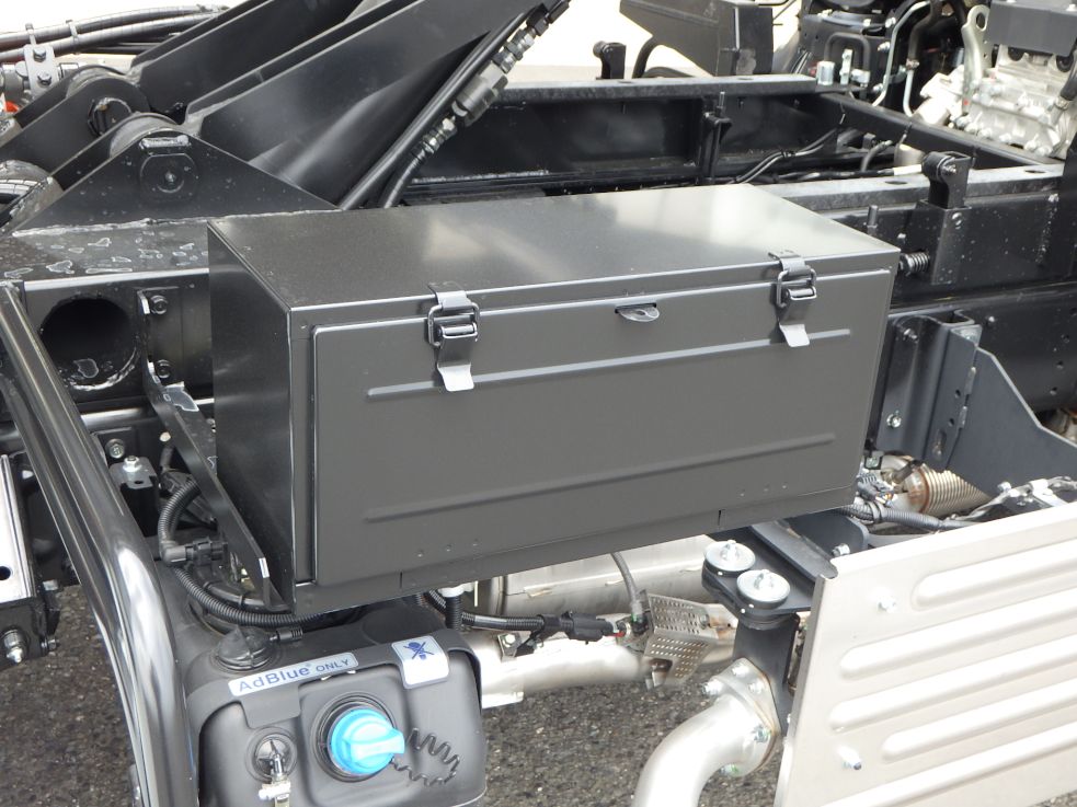 工具箱は鉄製です。|三菱 キャンター 2PG-FEBM0(2WD)の写真17