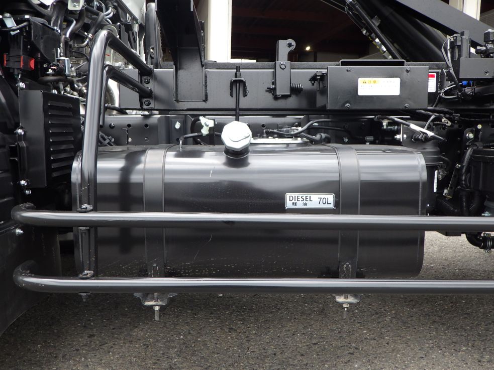 燃料タンクは70Lです。|三菱 キャンター 2PG-FEBM0(2WD)の写真24