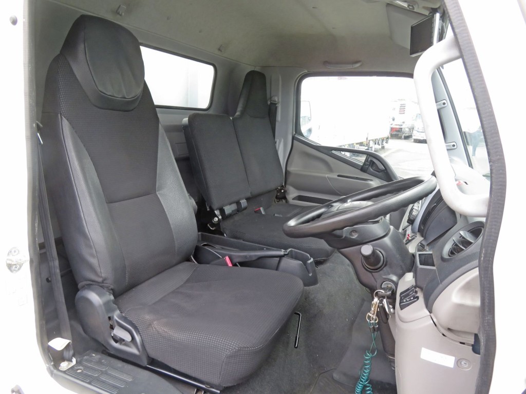 運転席座面・背もたれにヘタリがあります。(助手席座面にヘタリがあります)乗車定員は3名です。|三菱 キャンター TPG-FEB80(2WD)の写真6