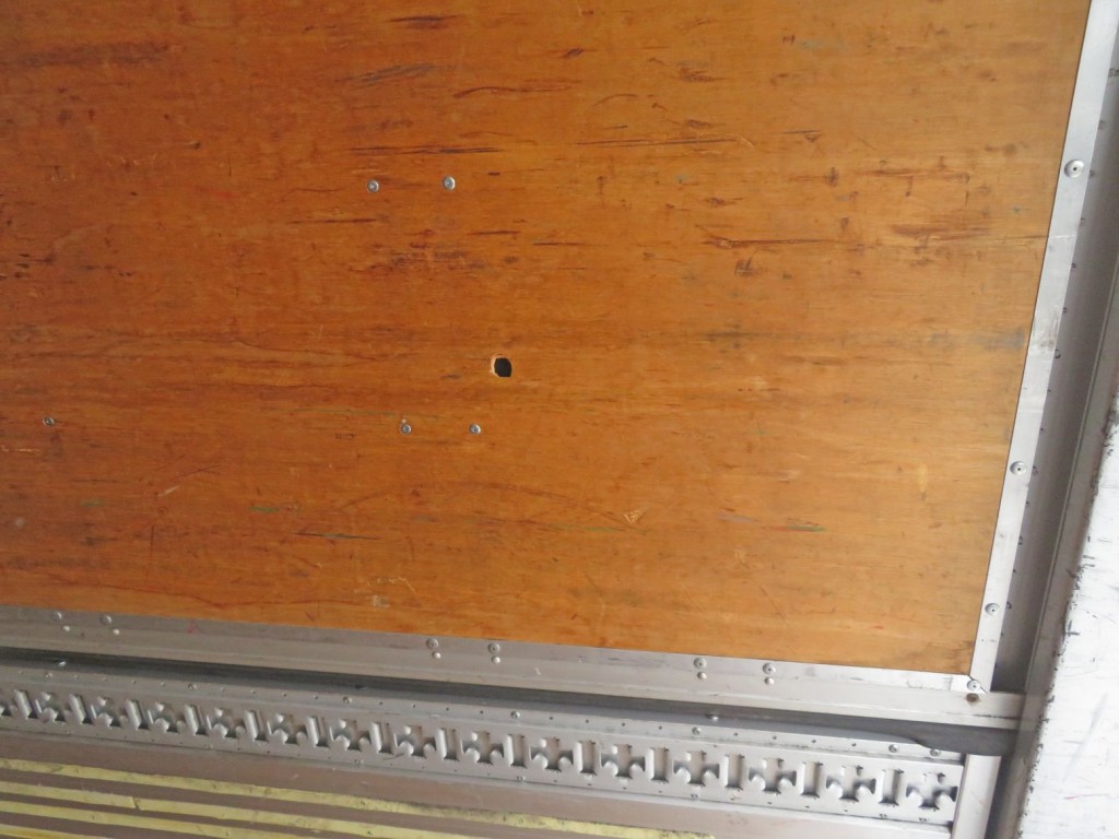 運転席側のベニヤに小さい穴が開いています。|三菱 キャンター TPG-FEB80(2WD)の写真39