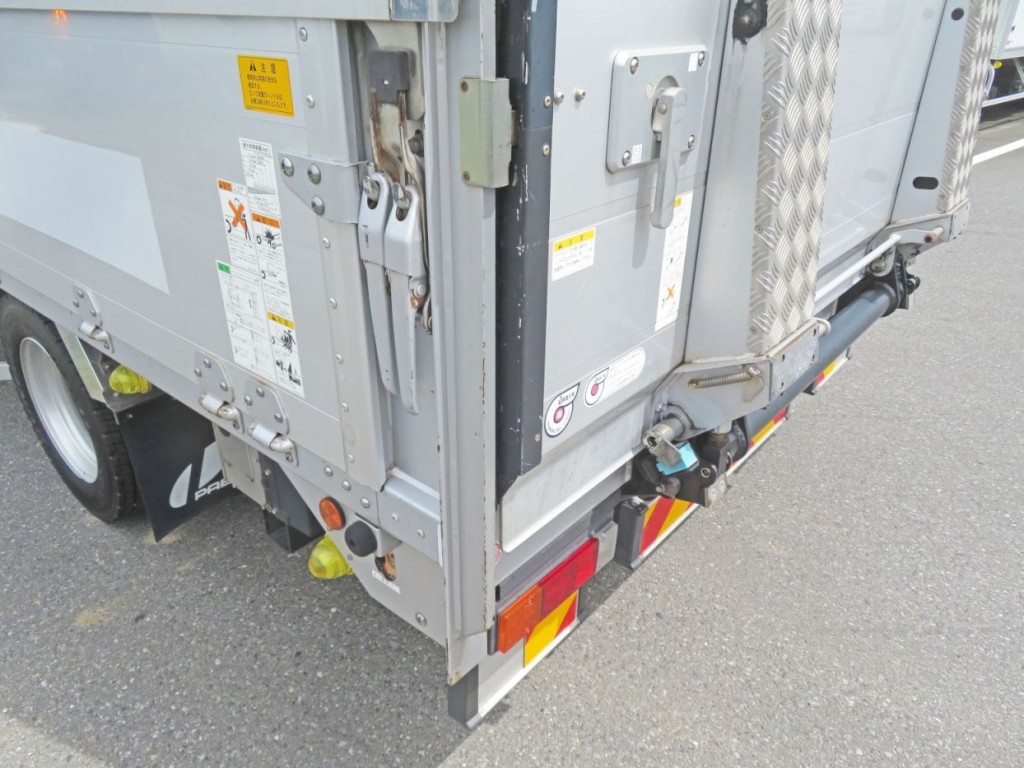 門口側面に細かいキズ・サビがあります。(運転席側も同様です)|三菱 キャンター TPG-FEB80(2WD)の写真46
