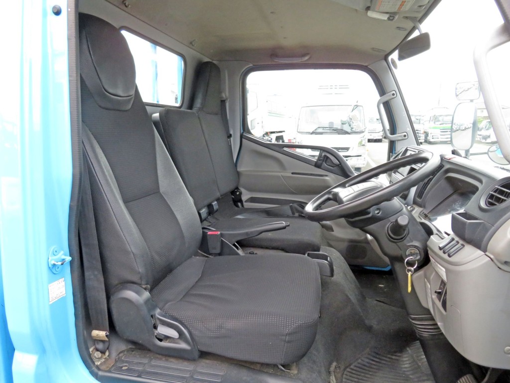 乗車定員は3名です。|三菱 キャンター TPG-FBA20(2WD)の写真6