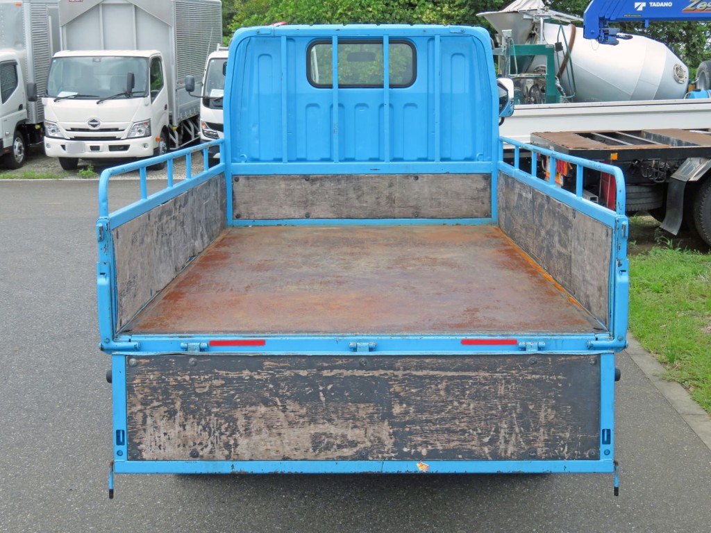 床は鉄板張りです。|三菱 キャンター TPG-FBA20(2WD)の写真9