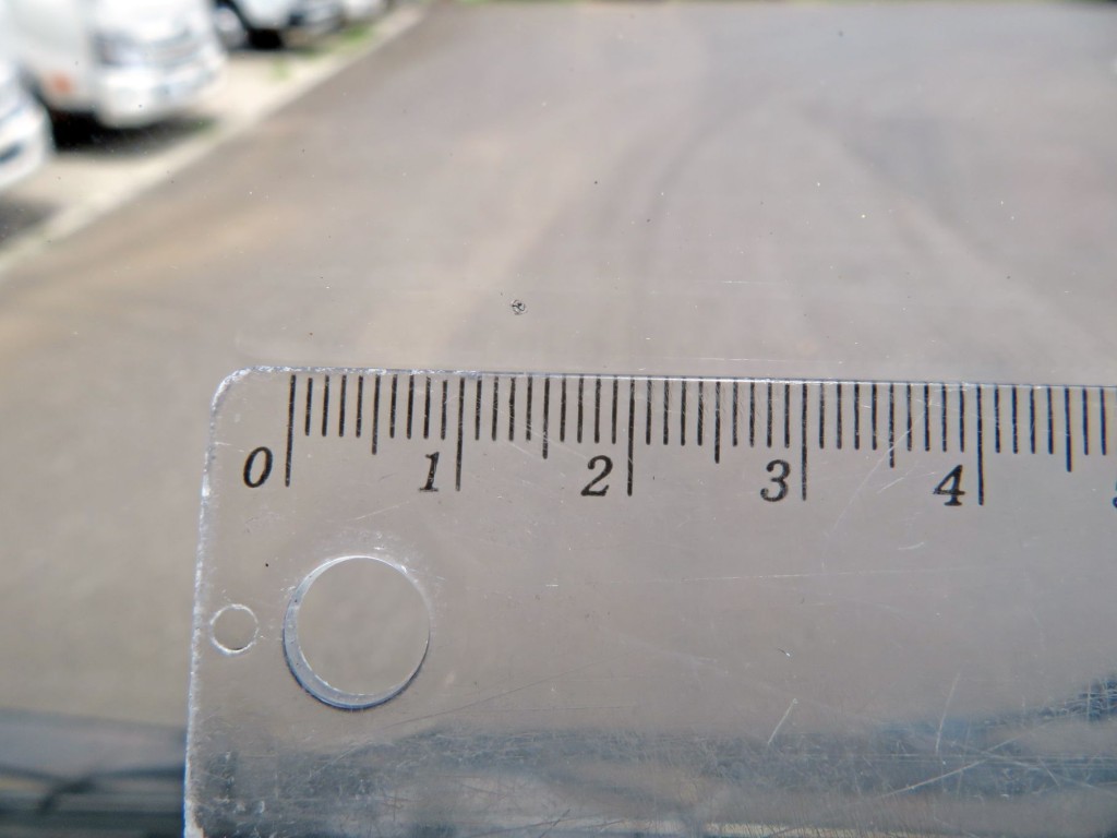 フロントガラス中央付近に小キズがあります。|三菱 キャンター TPG-FBA20(2WD)の写真12