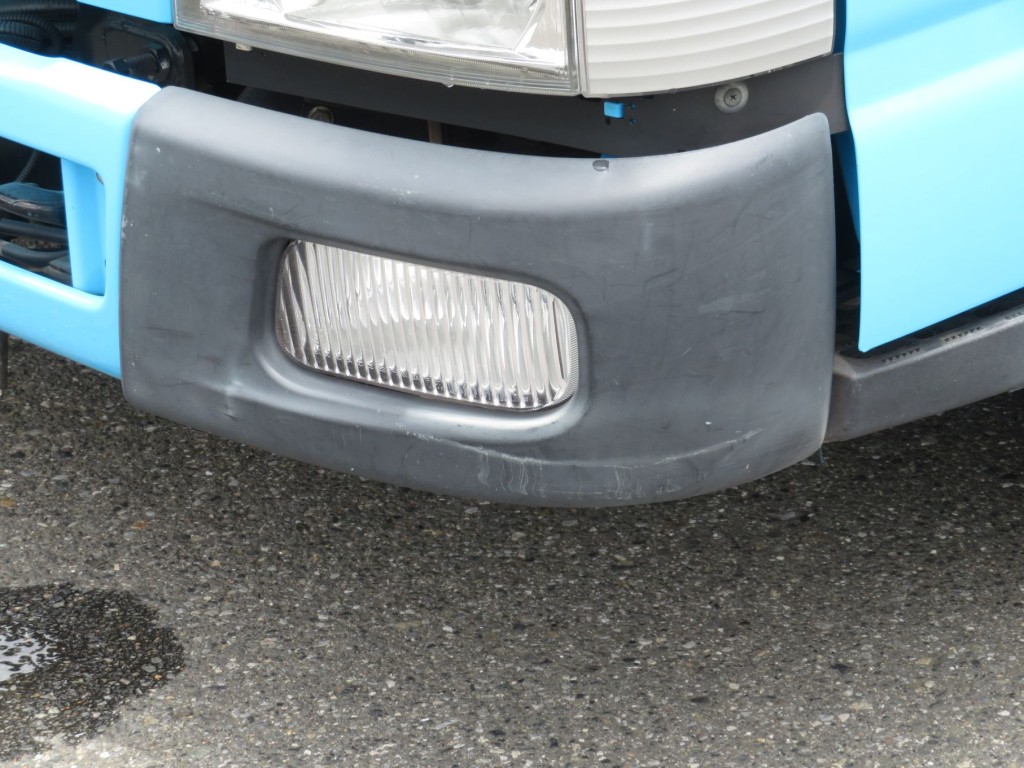 フロントバンパー助手席側の樹脂部にキズがあります。|三菱 キャンター TPG-FBA20(2WD)の写真15