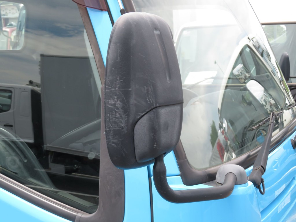運転席側サイドミラーカバーにキズがあります。|三菱 キャンター TPG-FBA20(2WD)の写真26