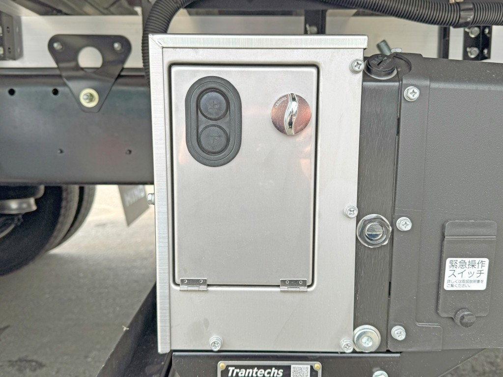 ゲートの操作スイッチです。|日野 レンジャー 2KG-FD2ABG(2WD)の写真17