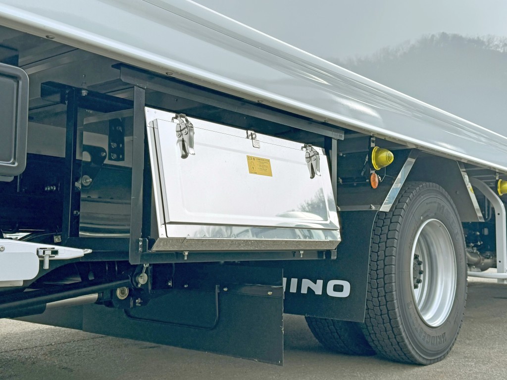 工具箱はステンレス製です。|日野 レンジャー 2KG-FD2ABG(2WD)の写真26