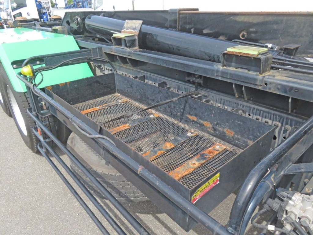 物入が付いています。(サビ・キズがあります)|日野 プロフィア 2DG-FS1AJAの写真11