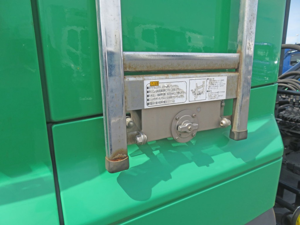 ハシゴ下部にサビがあります。|日野 プロフィア 2DG-FS1AJAの写真29