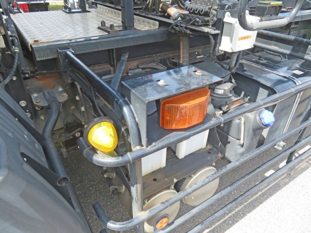 サイドバンパーステー・バッテリー台座・アドブルーのステーに軽いサビがあります。|日野 プロフィア 2DG-FS1AJAの写真33