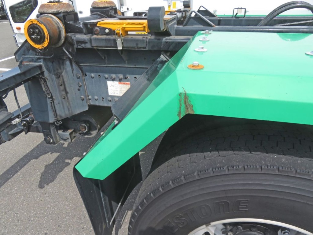 リアフェンダー後方に軽い割れがあります。|日野 プロフィア 2DG-FS1AJAの写真34