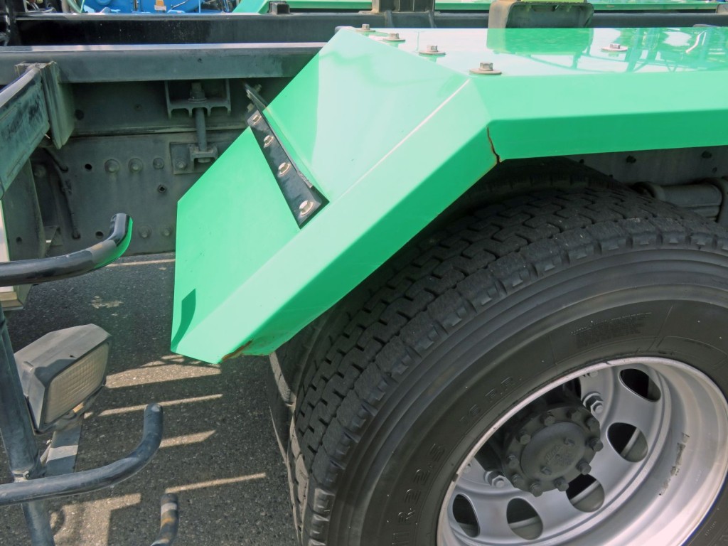 リアフェンダー前方に周り・上部に割れがあります。|日野 プロフィア 2DG-FS1AJAの写真37