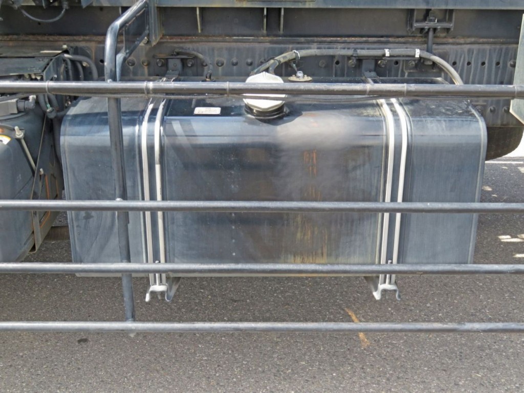 燃料タンクは300Lです。|日野 プロフィア 2DG-FS1AJAの写真43
