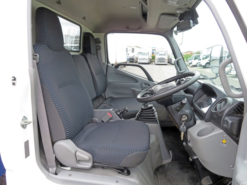 乗車定員は3名です。|日野 デュトロ 2KG-XZU650M(2WD)の写真6