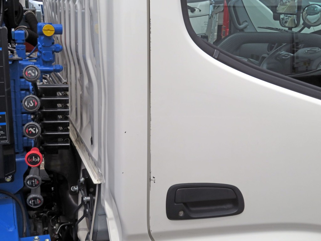 運転席ドアに細かいキズがあります。|日野 デュトロ 2KG-XZU650M(2WD)の写真20