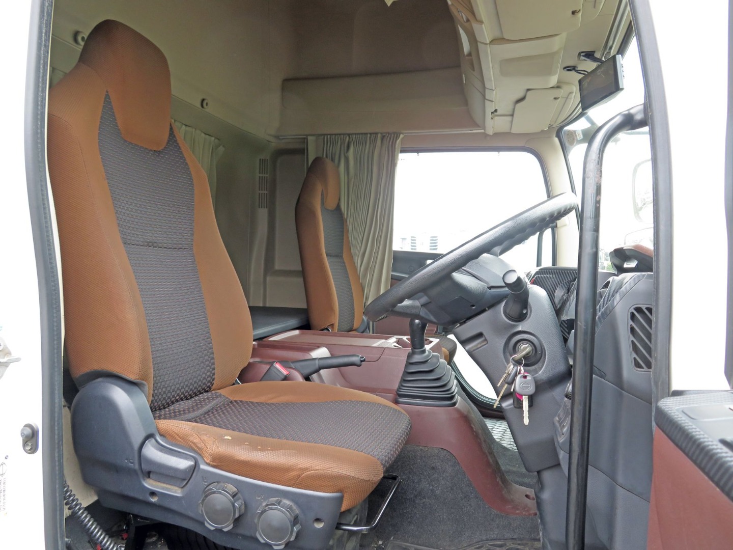 ハイルーフキャビンです。(運転席座面にヘタリ・破れがあります)|日野 レンジャー 2KG-FD2ABG(2WD)の写真6