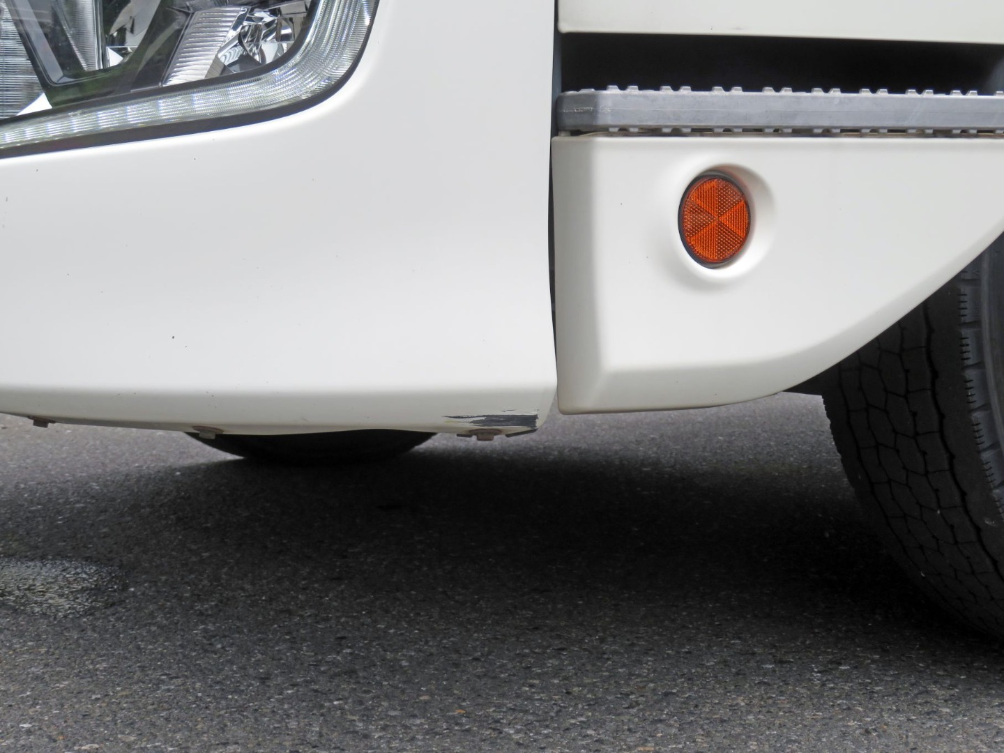 フロントバンパー助手席側下部にスリキズがあります。|日野 レンジャー 2KG-FD2ABG(2WD)の写真13
